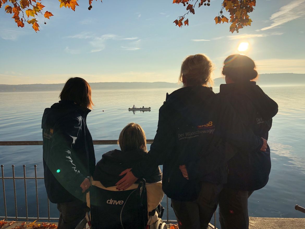 Wenn sich das Leben dem Ende zuneigt, treten oftmals unerfüllte Träume in den Vordergrund. Egal, ob eine Reise an einen lebensgeschichtlich bedeutsamen Ort, ein gemeinsamer Familienausflug, der Besuch eines Konzertes oder einer Sportveranstaltung: Der Wün